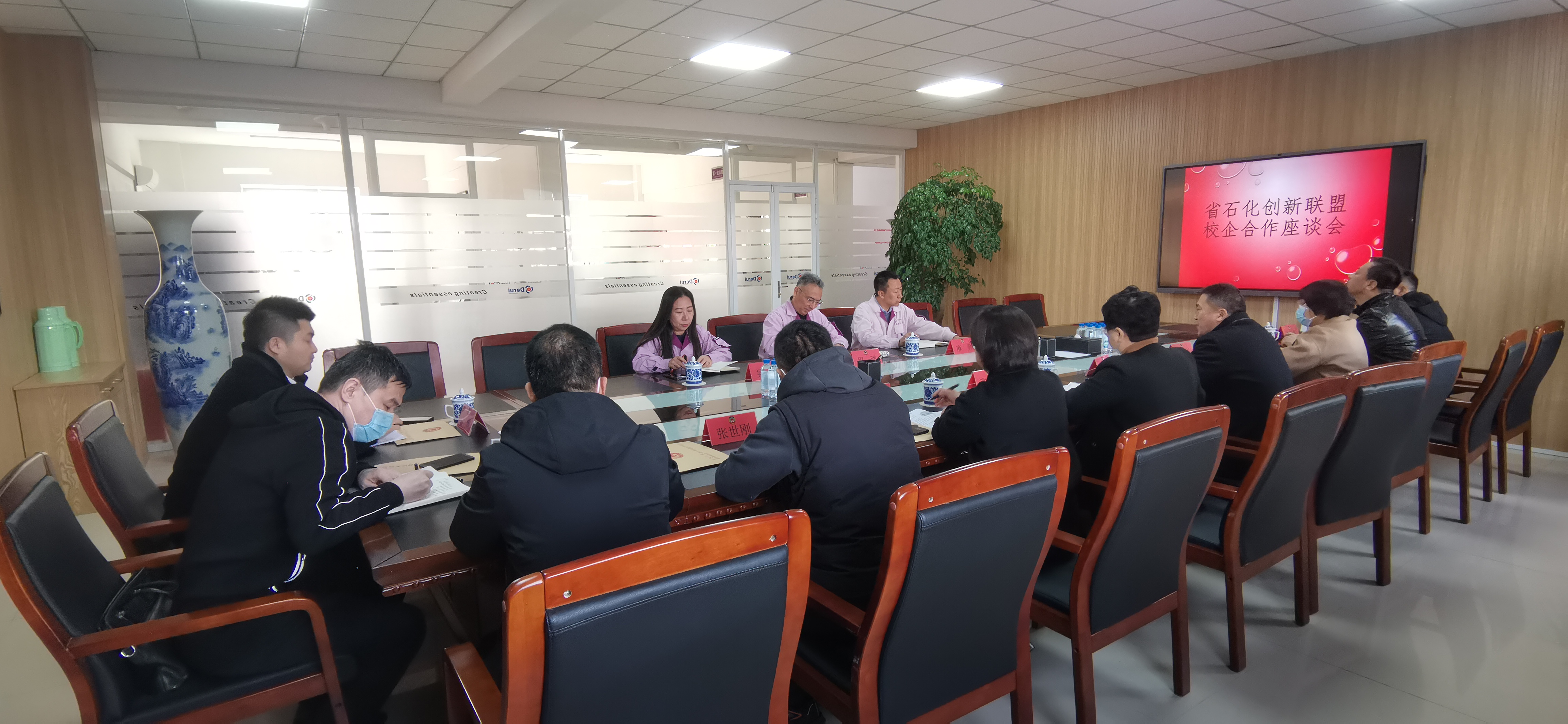 營口市站前區(qū)政協(xié)與德瑞化工進(jìn)行座談